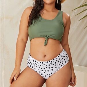 2xL. NWT. women’s 2-piece bathing suit.